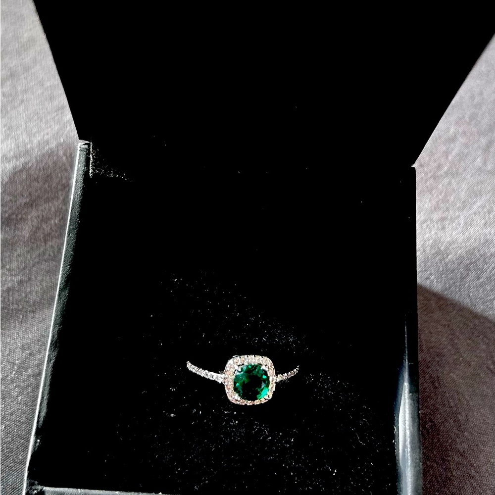 Diamond & Emerald Ring